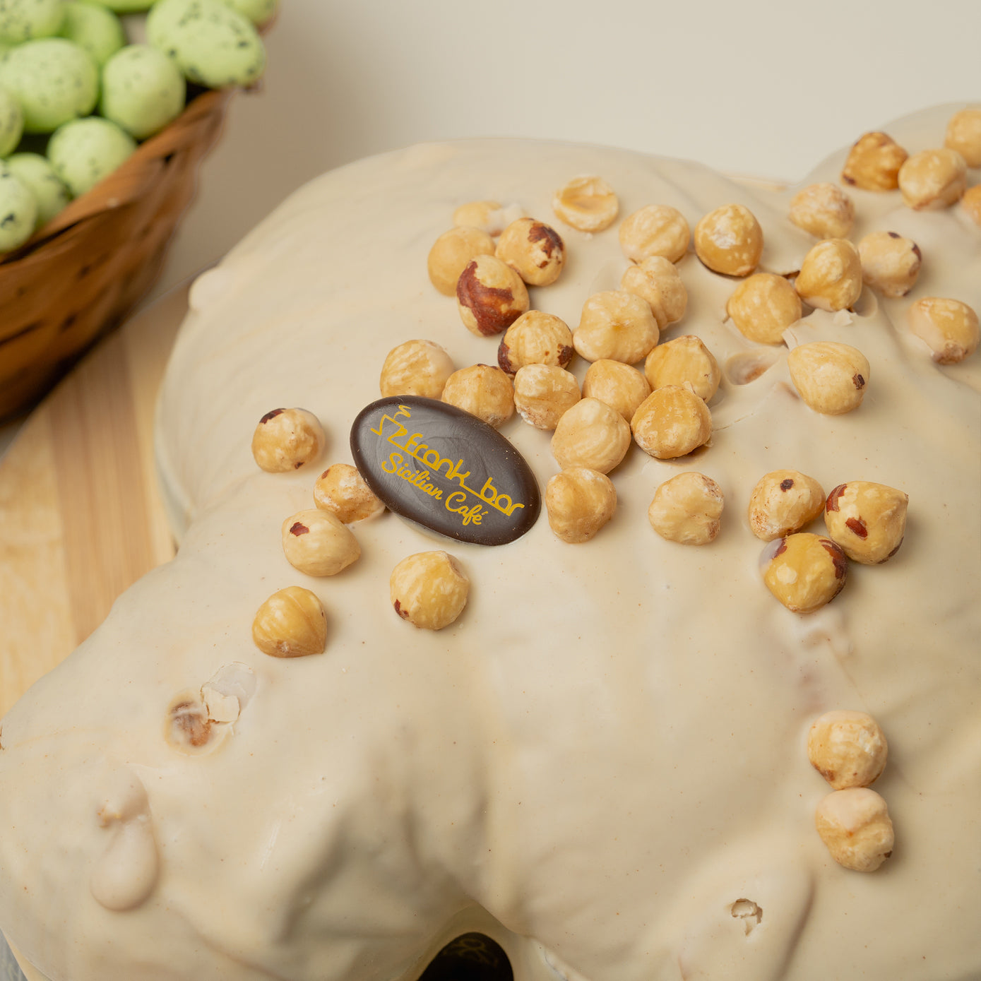 Handwerklich hergestellte Colomba gefüllt mit Haselnusscreme (1,3 kg)