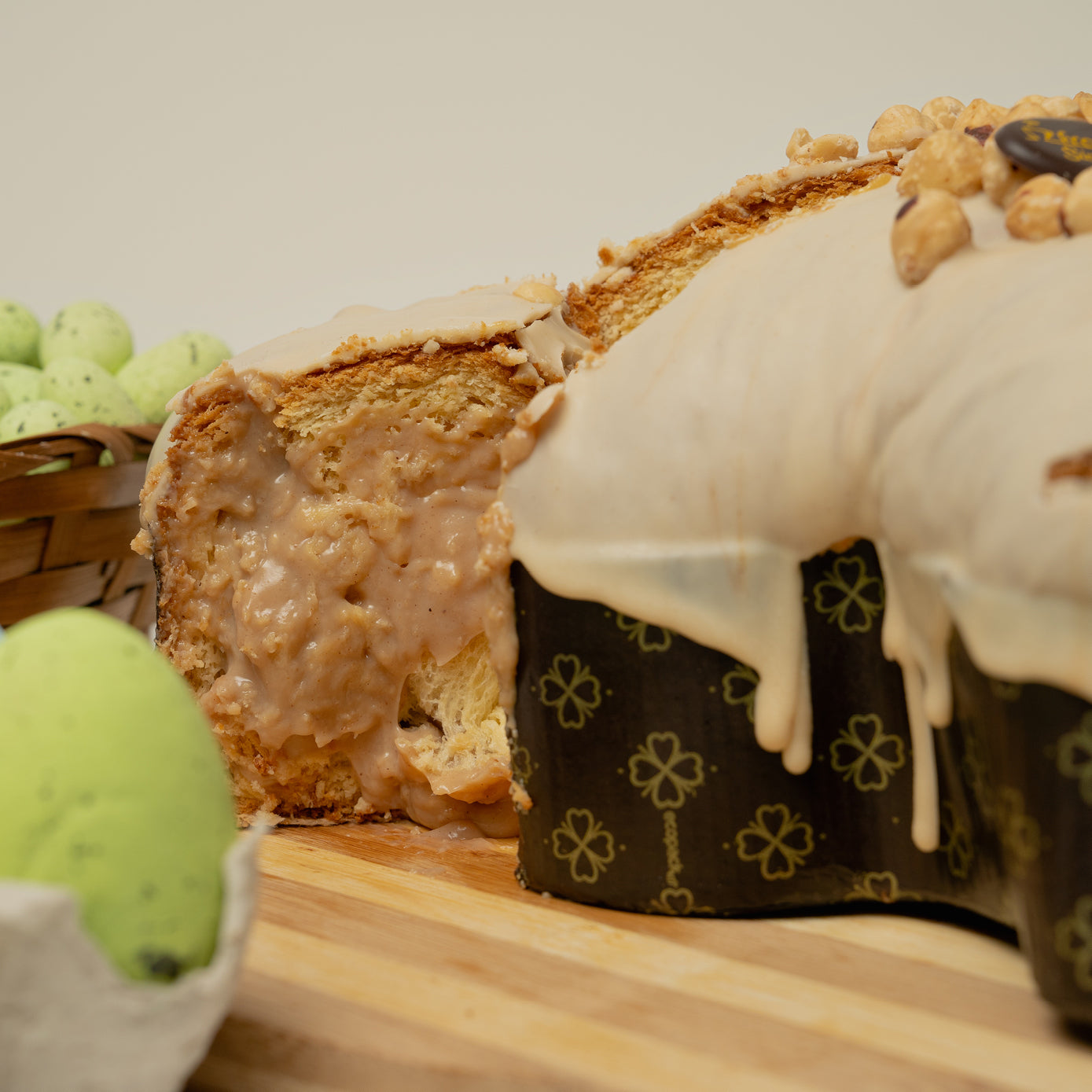 Handwerklich hergestellte Colomba gefüllt mit Haselnusscreme (1,3 kg)