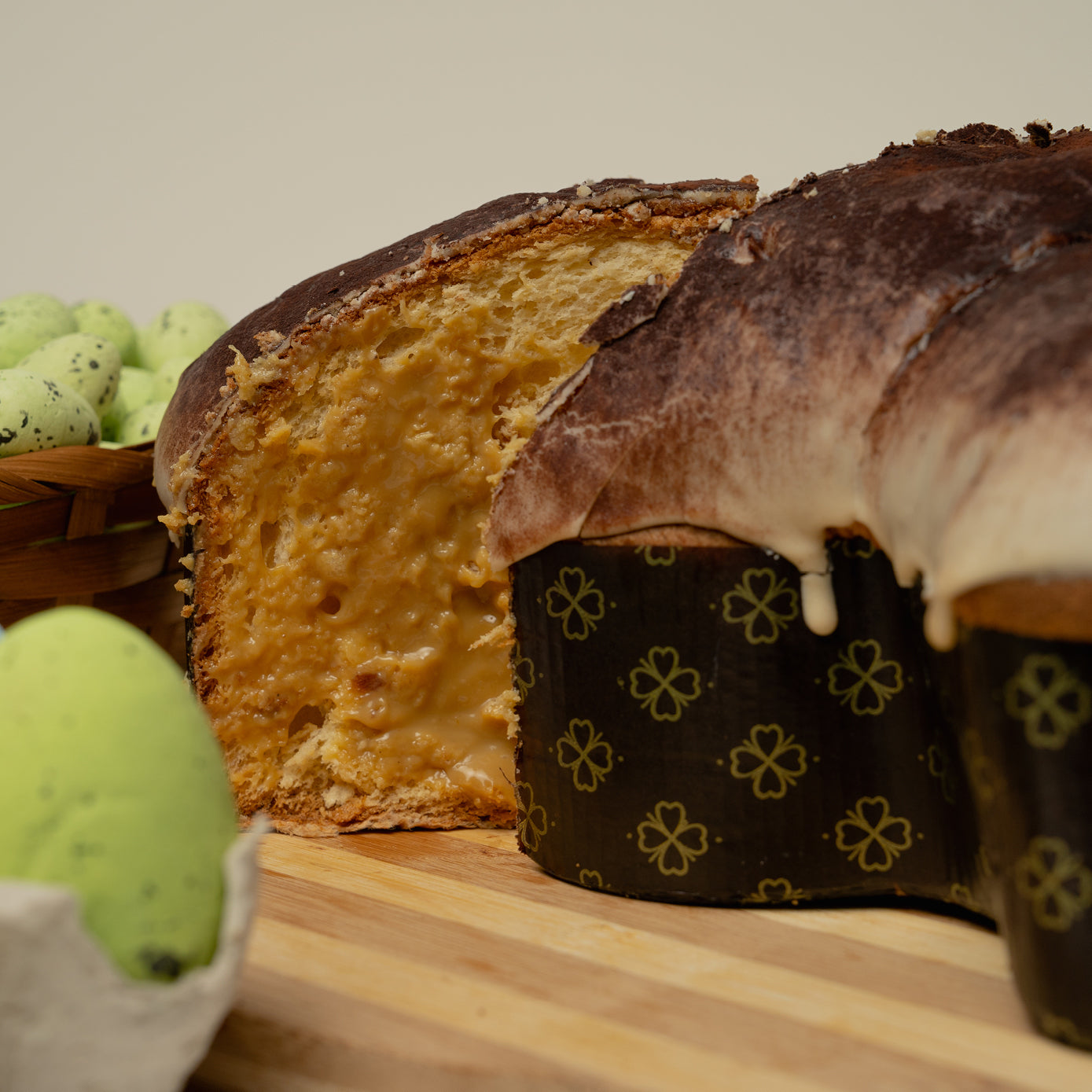 Handwerklich hergestellte Colomba gefüllt mit Tiramisu (1,3 kg)