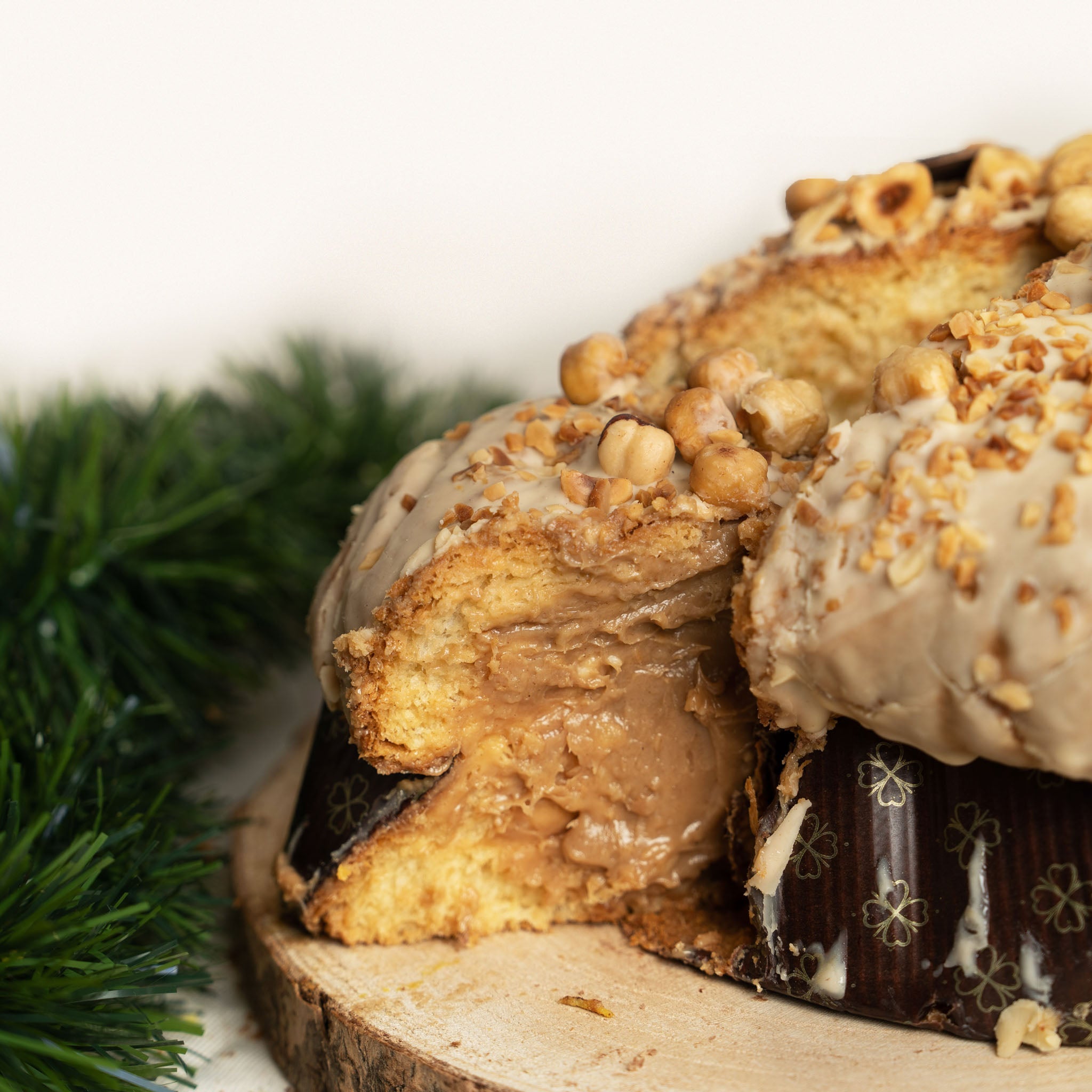 Panettone Artigianale Farcito con Crema alla Nocciola (1.3kg)